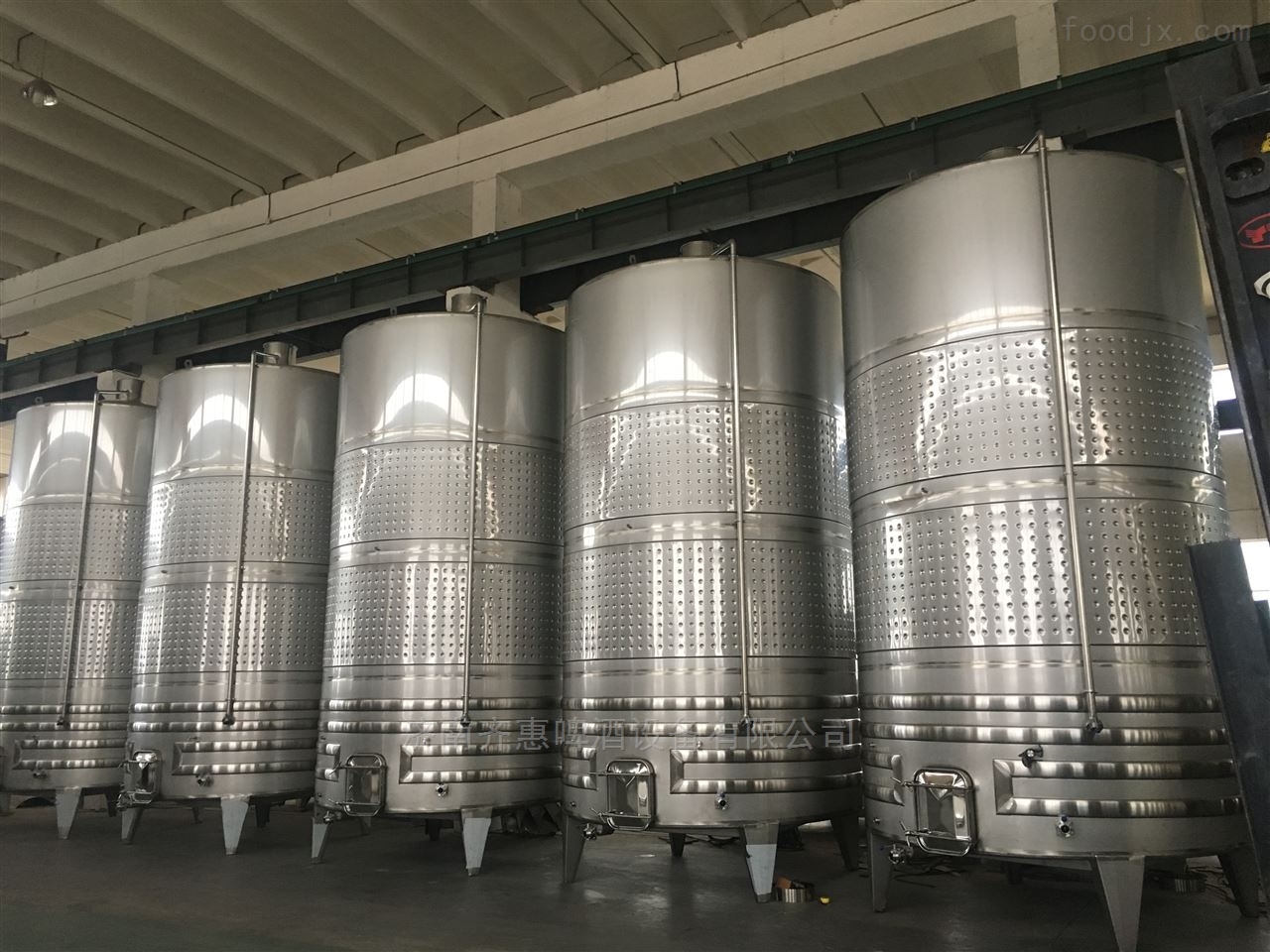 控溫葡萄酒發(fā)酵罐-濟(jì)南齊惠啤酒設(shè)備