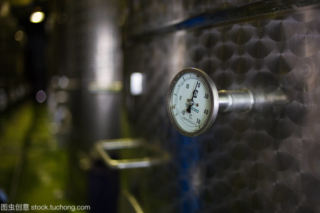 在車間的釀酒設(shè)備